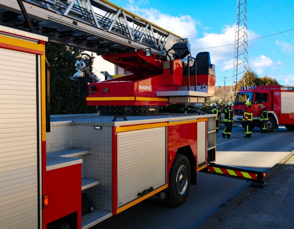 Les équipes de la protection civile interviennent sur le site de l'incendie orphelinat Alger à Mohammadia