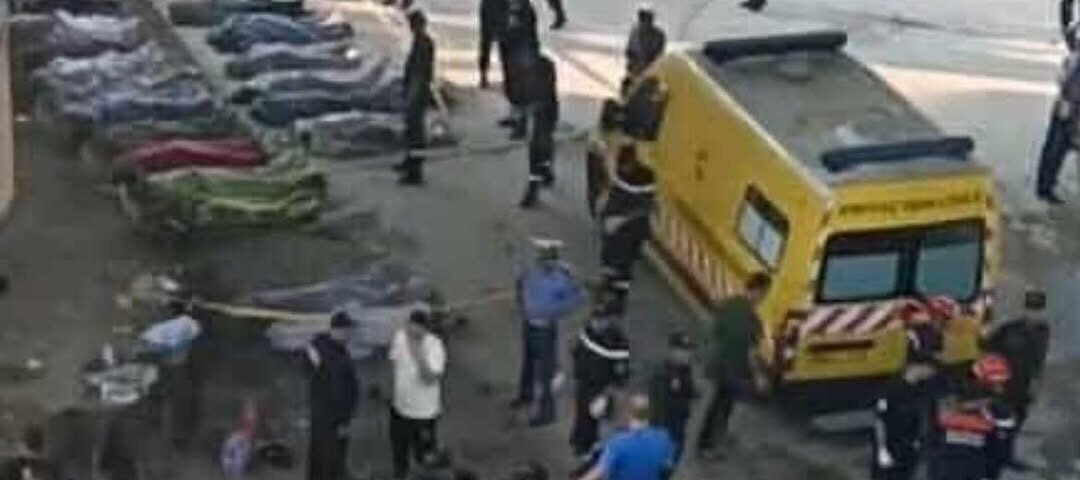 Images des secours sur les lieux de l'accident bus Larache après la chute du véhicule.