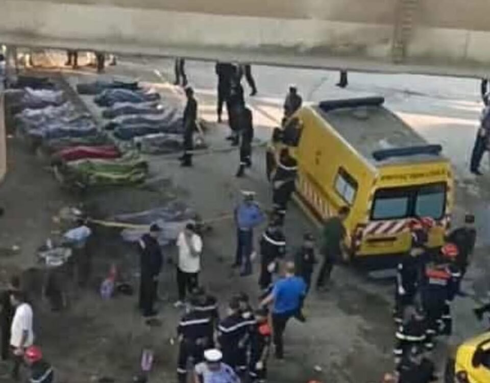 Images des secours sur les lieux de l'accident bus Larache après la chute du véhicule.